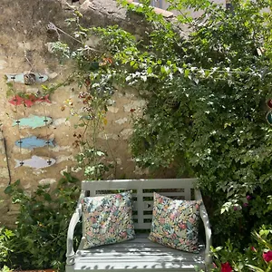 https://petit-patio-2-chambres-centre-ville-cassis.fr-provencehotel.com